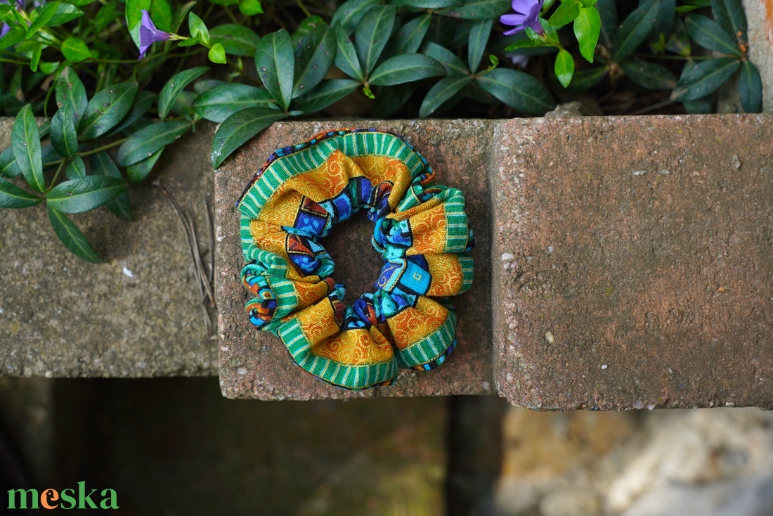 Zöldes kékes mintás újrahasznosított hajgumi / normál méretű scrunchie - ruha & divat - hajdísz & hajcsat - hajgumi - Meska.hu