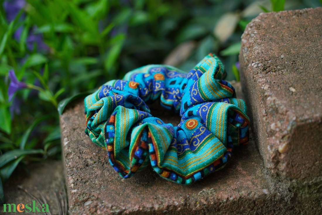 Zöldes kékes mintás újrahasznosított hajgumi / normál méretű scrunchie - ruha & divat - hajdísz & hajcsat - hajgumi - Meska.hu