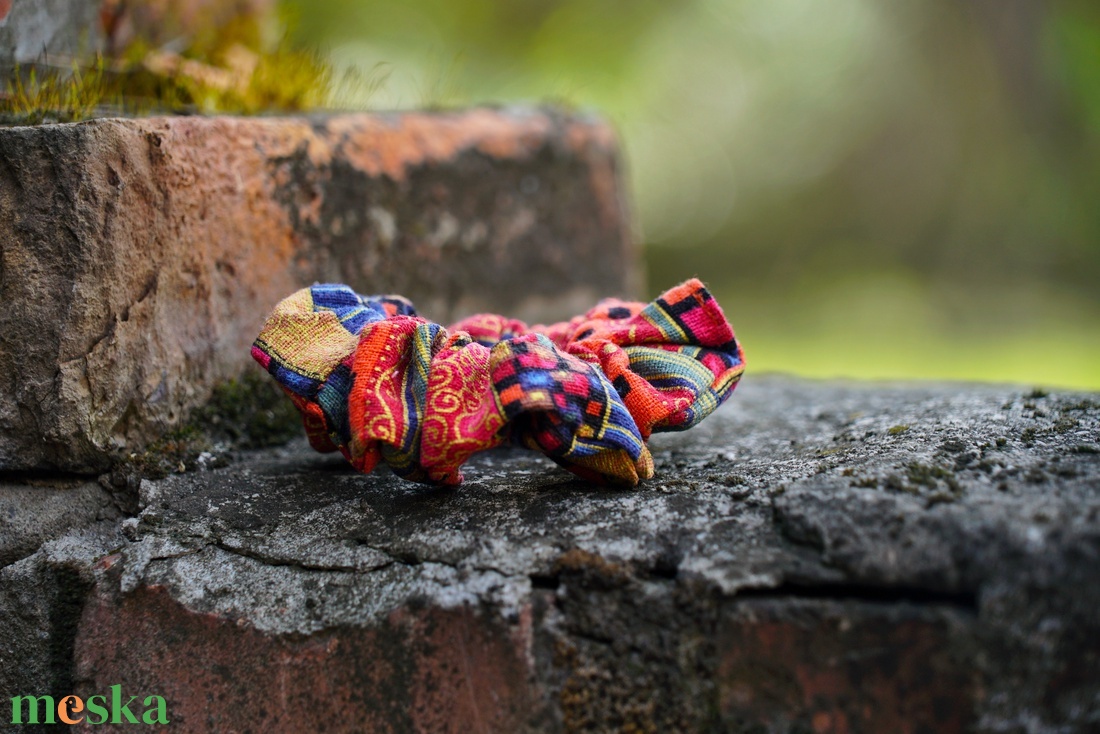 Piros mintás újrahasznosított hajgumi / mini méretű scrunchie - ruha & divat - hajdísz & hajcsat - hajgumi - Meska.hu