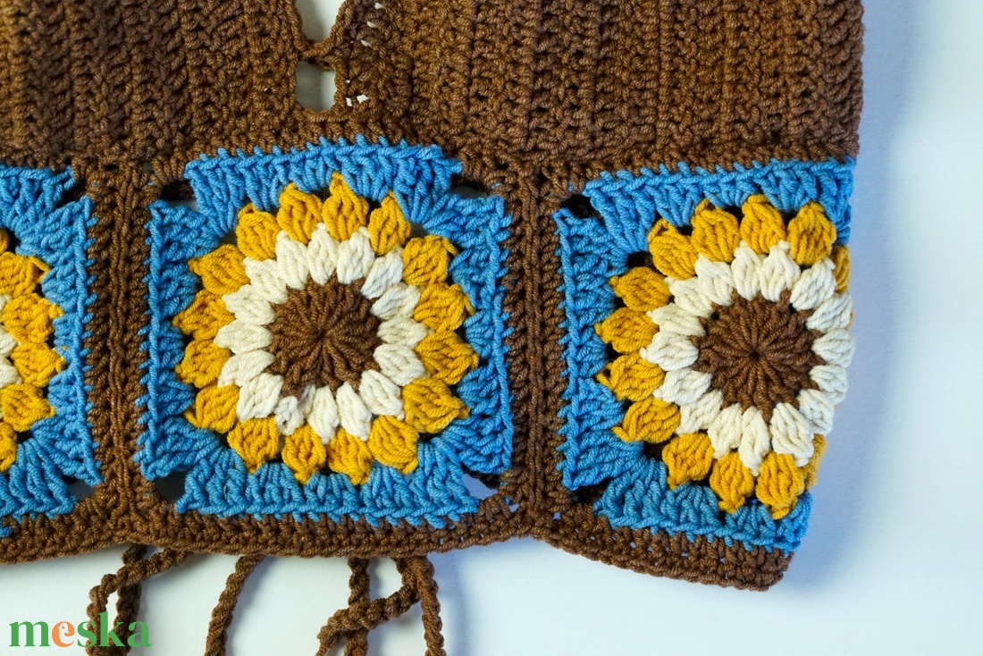 Napraforgós horgolt top, Fűzős horgolt nyári felső, Virágos horgolt croptop - ruha & divat - női ruha - top - Meska.hu