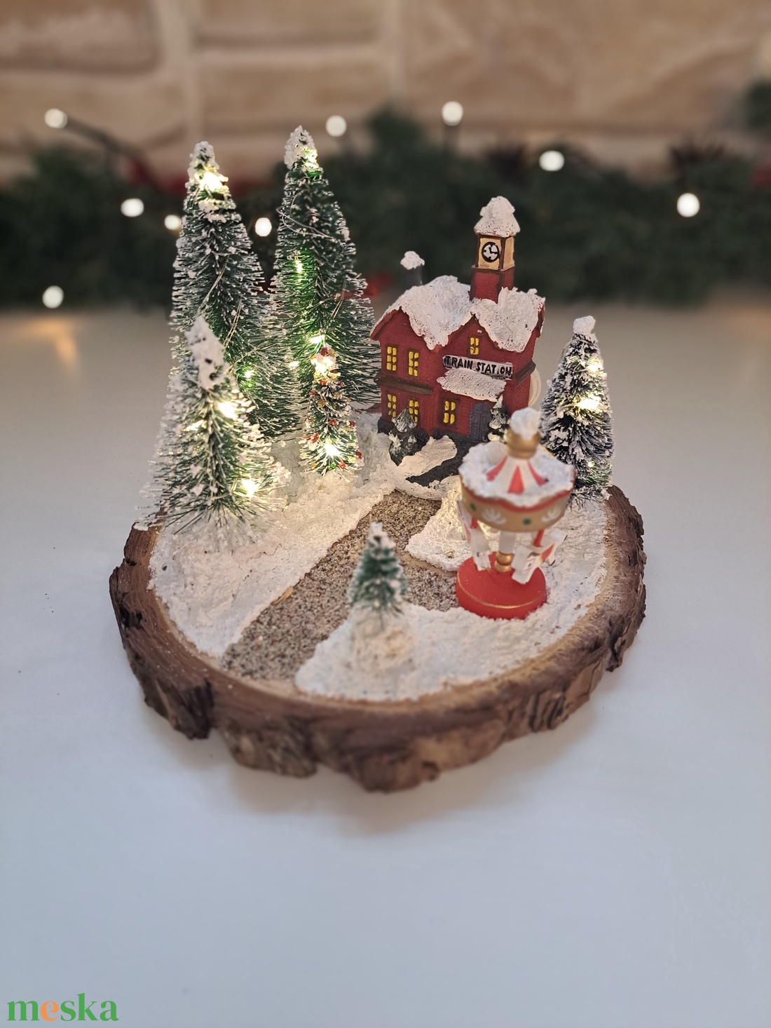 Téli asztaldísz - vonatállomás körhintával - karácsony - karácsonyi lakásdekoráció - karácsonyi falu, házikó - Meska.hu