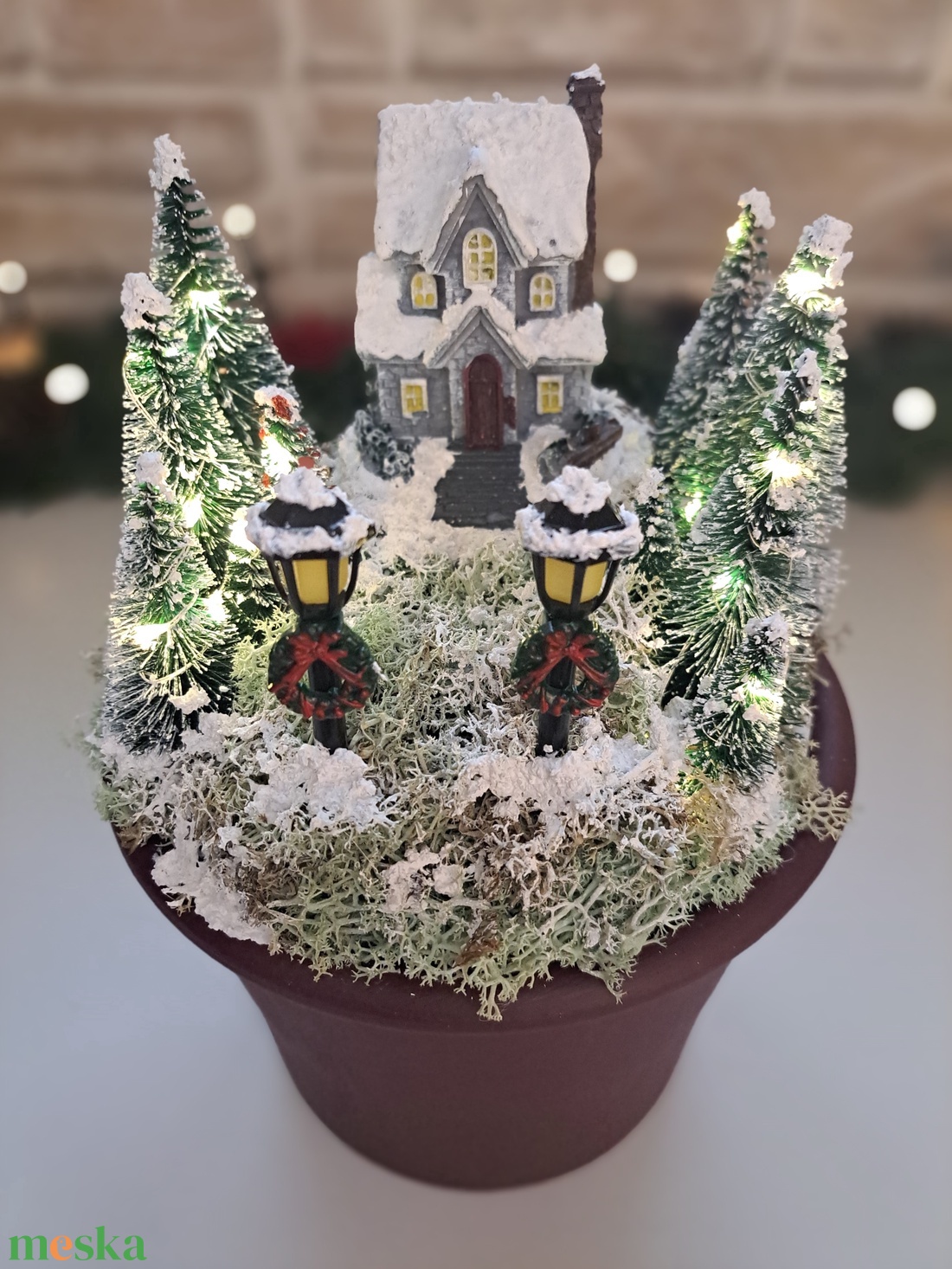 Karácsonyi asztaldísz - házikó bordó cserépben - karácsony - karácsonyi lakásdekoráció - karácsonyi falu, házikó - Meska.hu