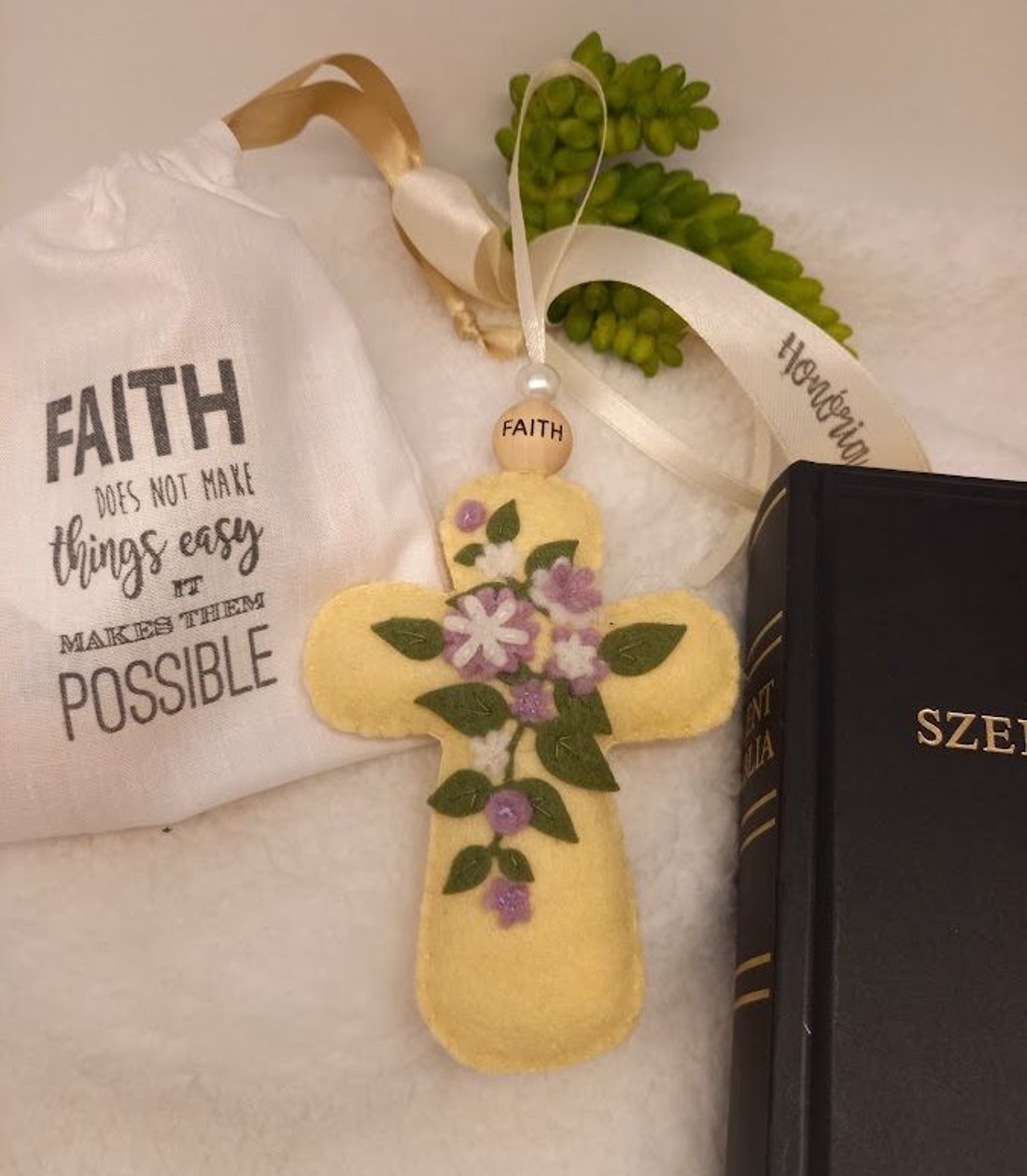 Kereszt, filc virágokkal-Bibliai igés zsákban-FAITH-sárga - otthon & életmód - vallás - kereszt - Meska.hu