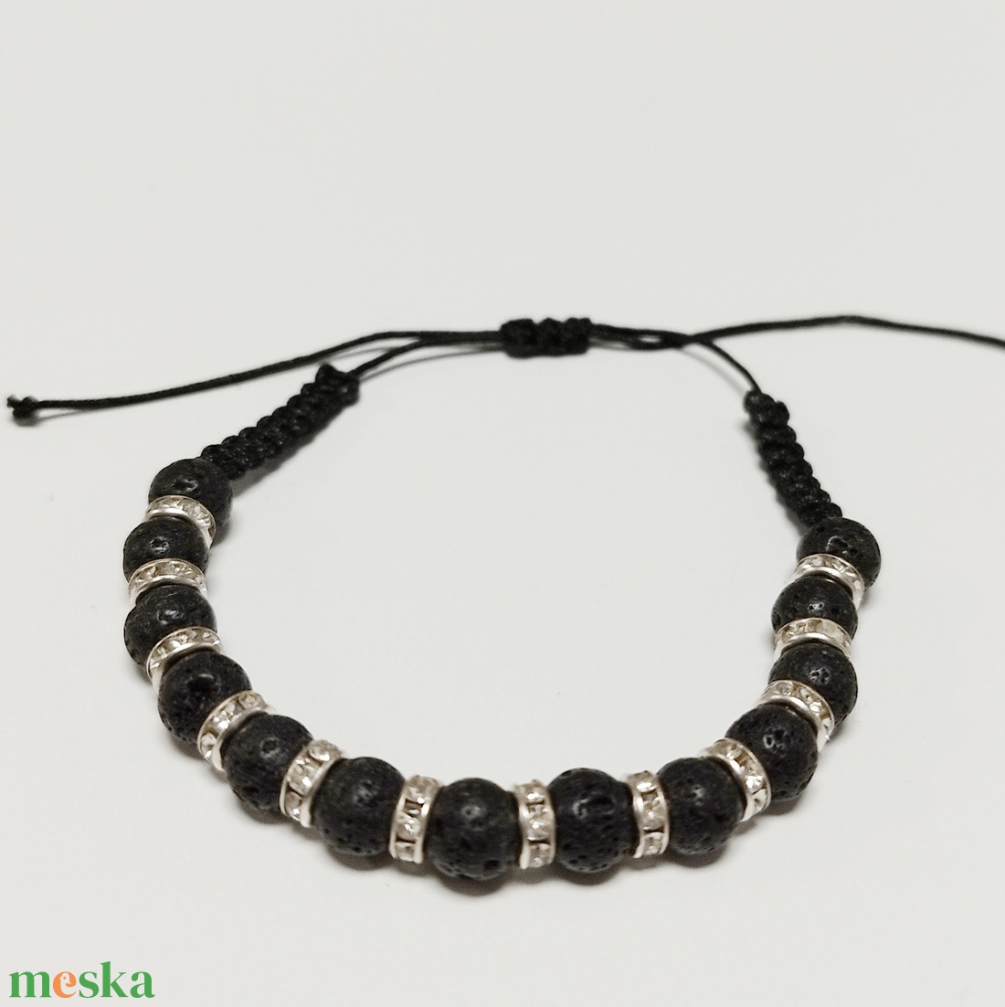 Fekete csillogás - lávakő karkötő - ékszer - karkötő - karkötő medállal - Meska.hu