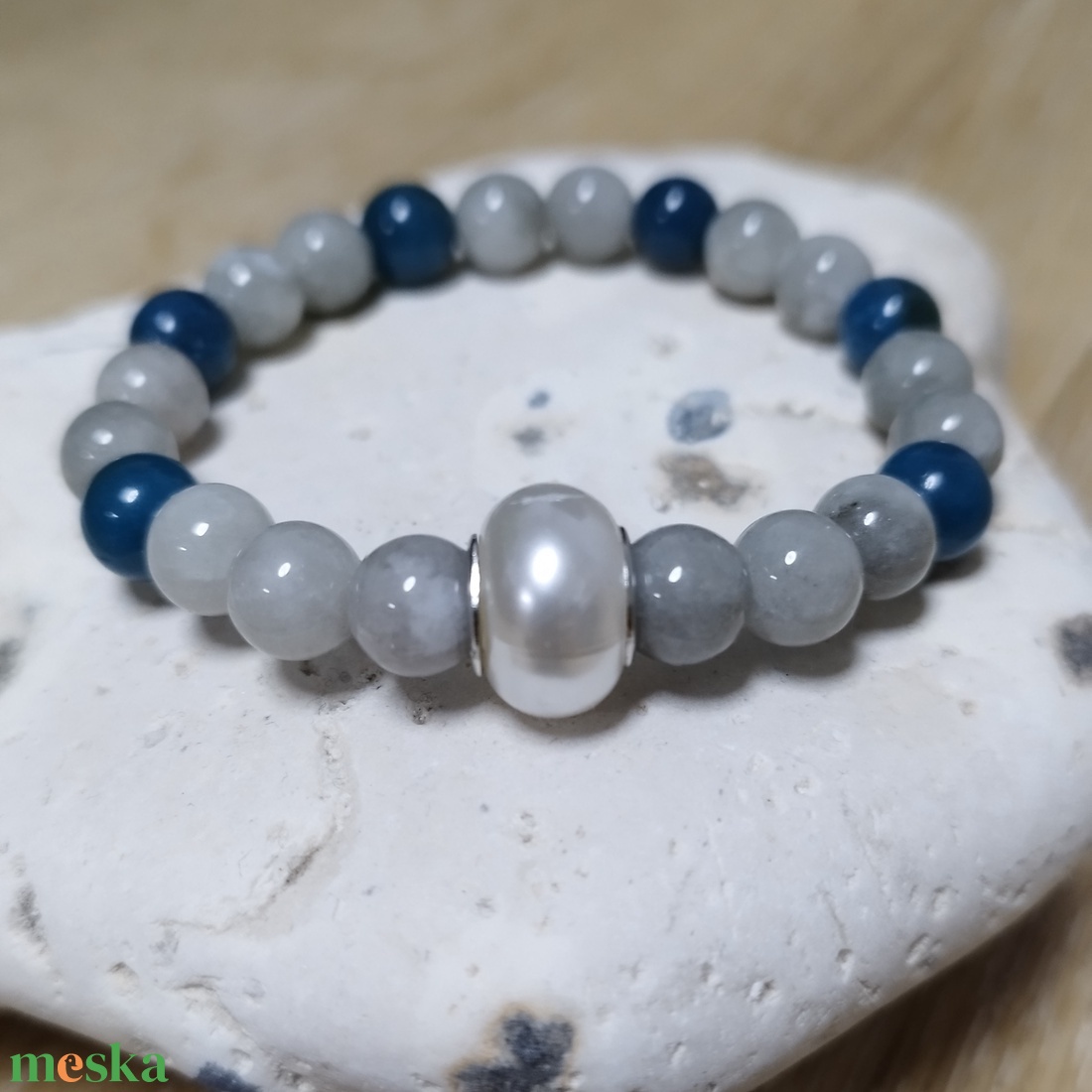 LÉLEKFÓKUSZ szürke jáde és kék apatit ásványkarkötő díszdobozban  - ékszer - karkötő - ásványkarkötő - Meska.hu