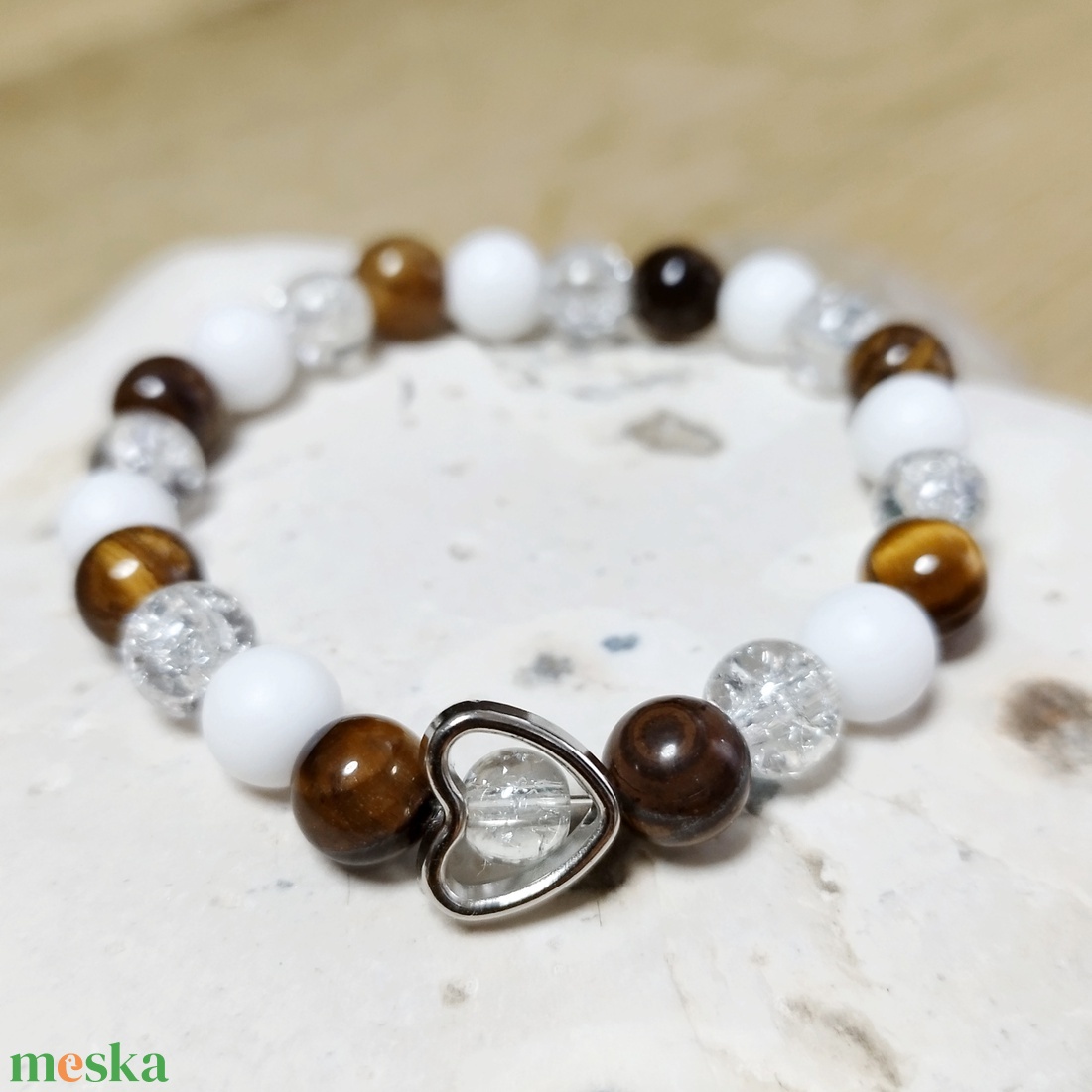 TISZTA ELME barna tigrisszem, fehér achát és hegyikristály karkötő díszdobozban - ékszer - karkötő - ásványkarkötő - Meska.hu