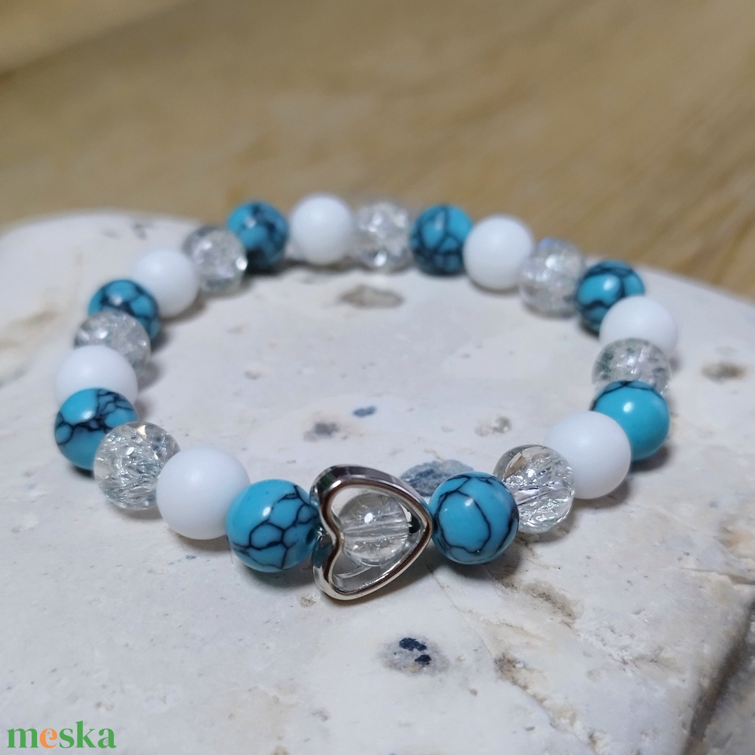 NYUGALOM HULLÁMAI türkiz, fehér achát és hegyikristály ásványkarkötő díszdobozban - ékszer - karkötő - ásványkarkötő - Meska.hu