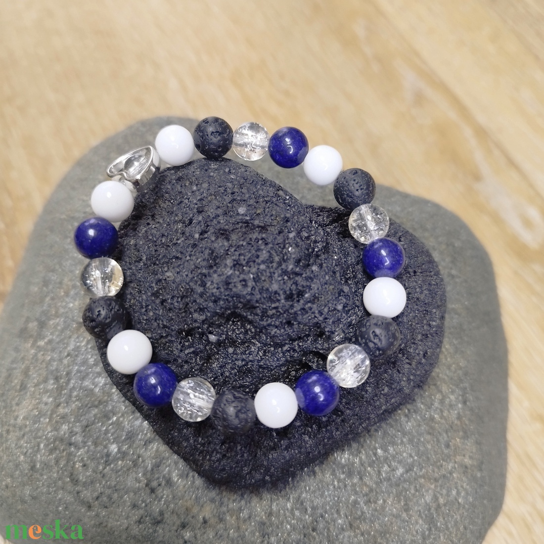 Szivecskés lapis lazuli, achát, lávakő és kristály ásványgyöngy karkötő - ékszer - karkötő - ásványkarkötő - Meska.hu