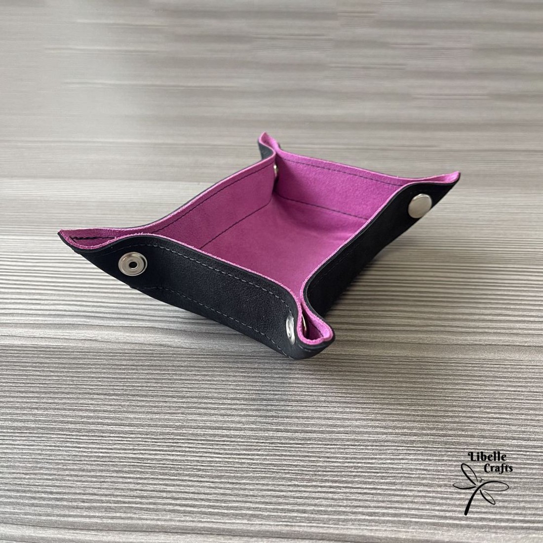 Színes bőr tálca - rózsaszín és fekete - otthon & életmód - dekoráció - asztal és polc dekoráció - dekorációs tál, tartó - Meska.hu