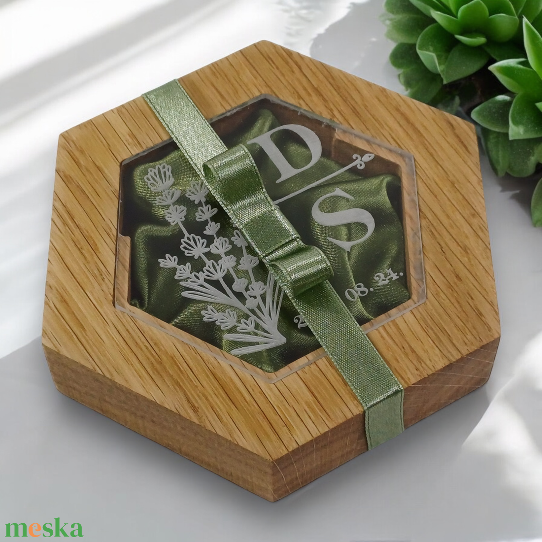 Gyűrűtartó doboz zöld kiegészítőkkel esküvőre, tömör fa ékszertartó átlátszó tetővel, egyedi felirattal - esküvő - emlék & ajándék - doboz - Meska.hu