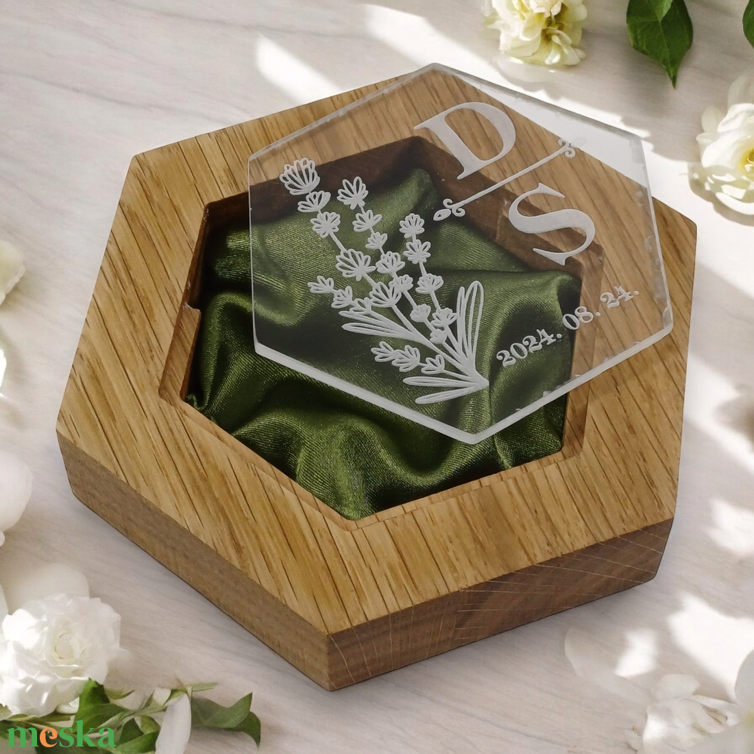 Gyűrűtartó doboz zöld kiegészítőkkel esküvőre, tömör fa ékszertartó átlátszó tetővel, egyedi felirattal - esküvő - emlék & ajándék - doboz - Meska.hu