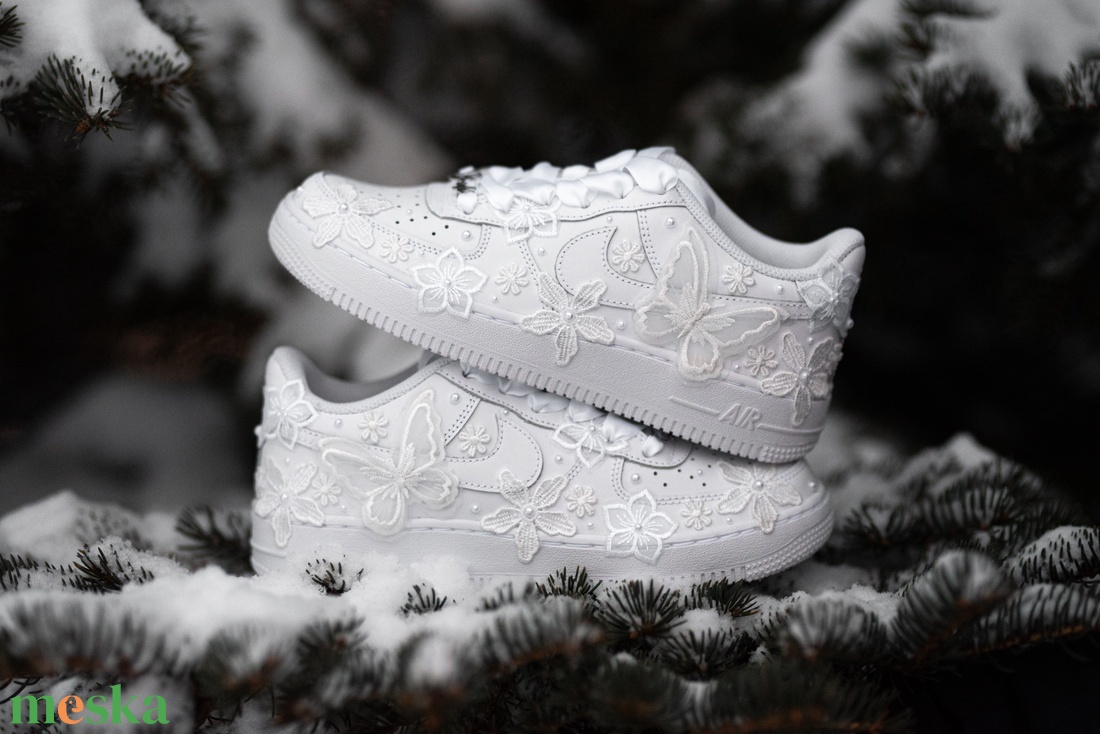 Egyedi, kézzel készült hímzett esküvői sneaker - esküvő - cipő és cipőklipsz - Meska.hu