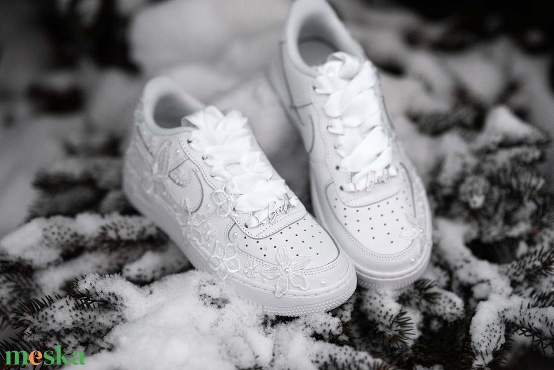 Egyedi, kézzel készült hímzett esküvői sneaker - esküvő - cipő és cipőklipsz - Meska.hu