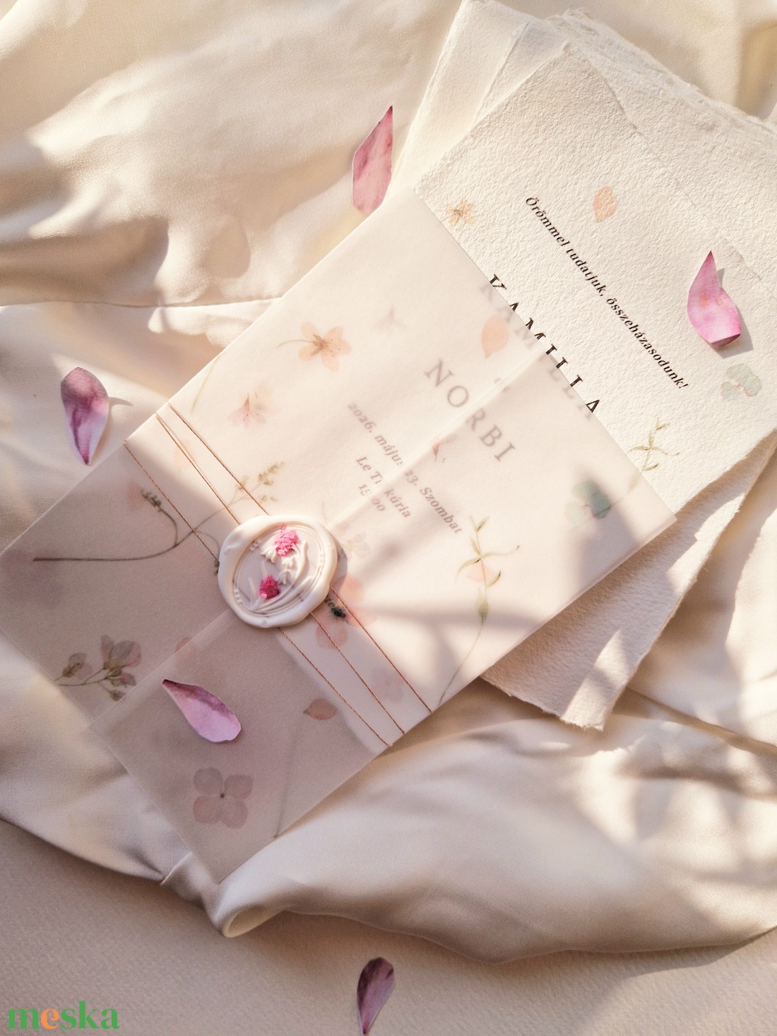 Merített papírra készült, akvarell virágos esküvői meghívó pausz papírban és viaszpecséttel - esküvő - meghívó & kártya - menü - Meska.hu