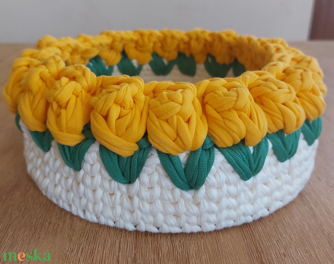Horgolt tulipános kosár  - otthon & életmód - dekoráció - asztal és polc dekoráció - díszdoboz - Meska.hu