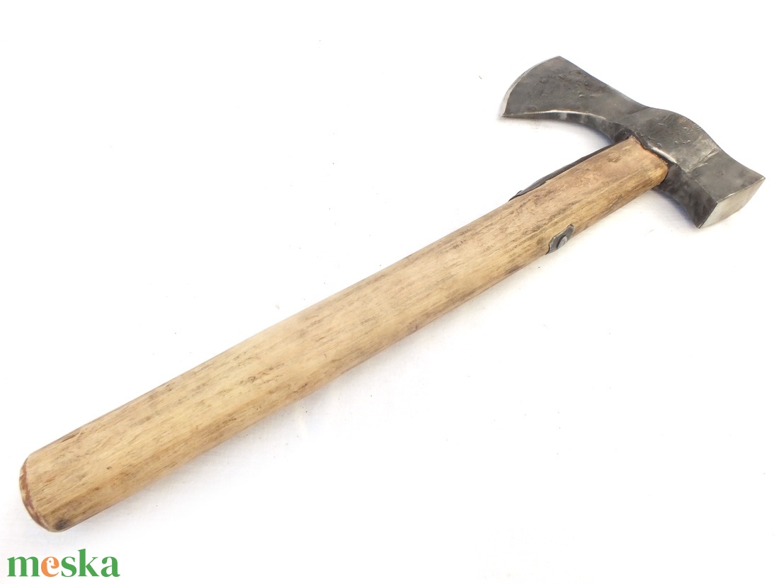 Kovácsolt acél bushcraft balta kemény acél éllel, kézzel faragott somfa botnyéllel, [BN_02a] - otthon & életmód - konyhafelszerelés, tálalás - sütés, főzés - kés & késtartó - Meska.hu