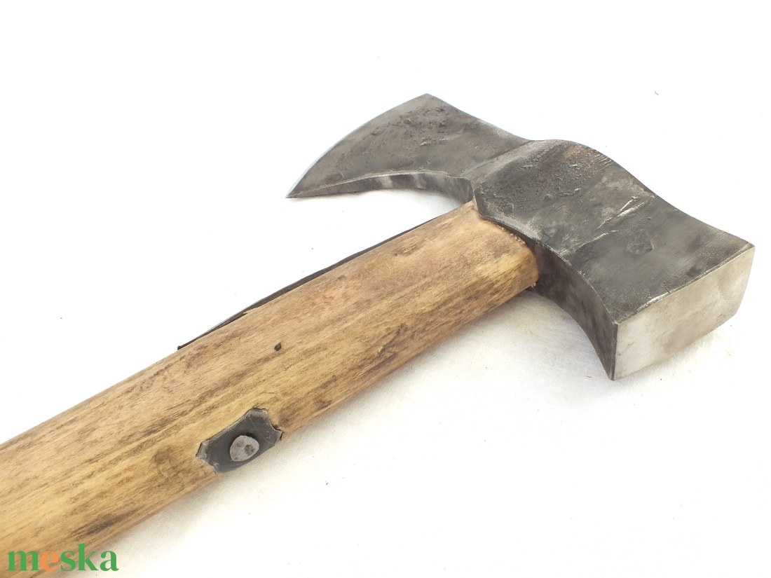 Kovácsolt acél bushcraft balta kemény acél éllel, kézzel faragott somfa botnyéllel, [BN_02a] - otthon & életmód - konyhafelszerelés, tálalás - sütés, főzés - kés & késtartó - Meska.hu