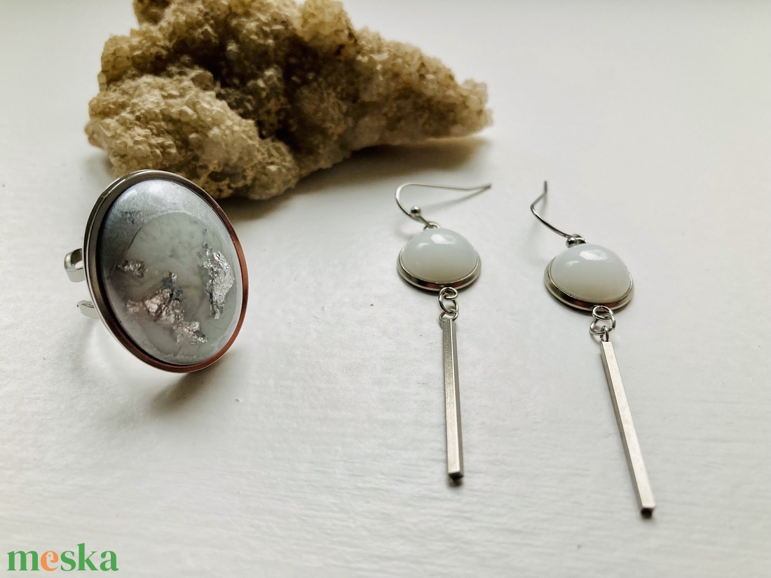 Ezüst és fehér szett lógós fülbevalóval - ékszer - ékszerszett - Meska.hu