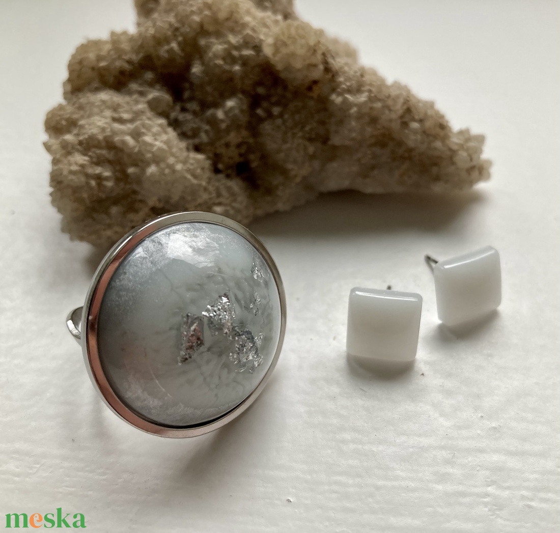 Ezüst és fehér szett szögletes fülbevalóval - ékszer - ékszerszett - Meska.hu