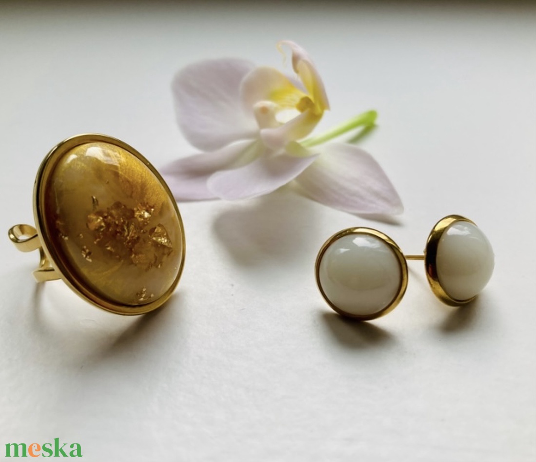 Arany ovális gyűrű bedugós fülbevalóval - ékszer - ékszerszett - Meska.hu