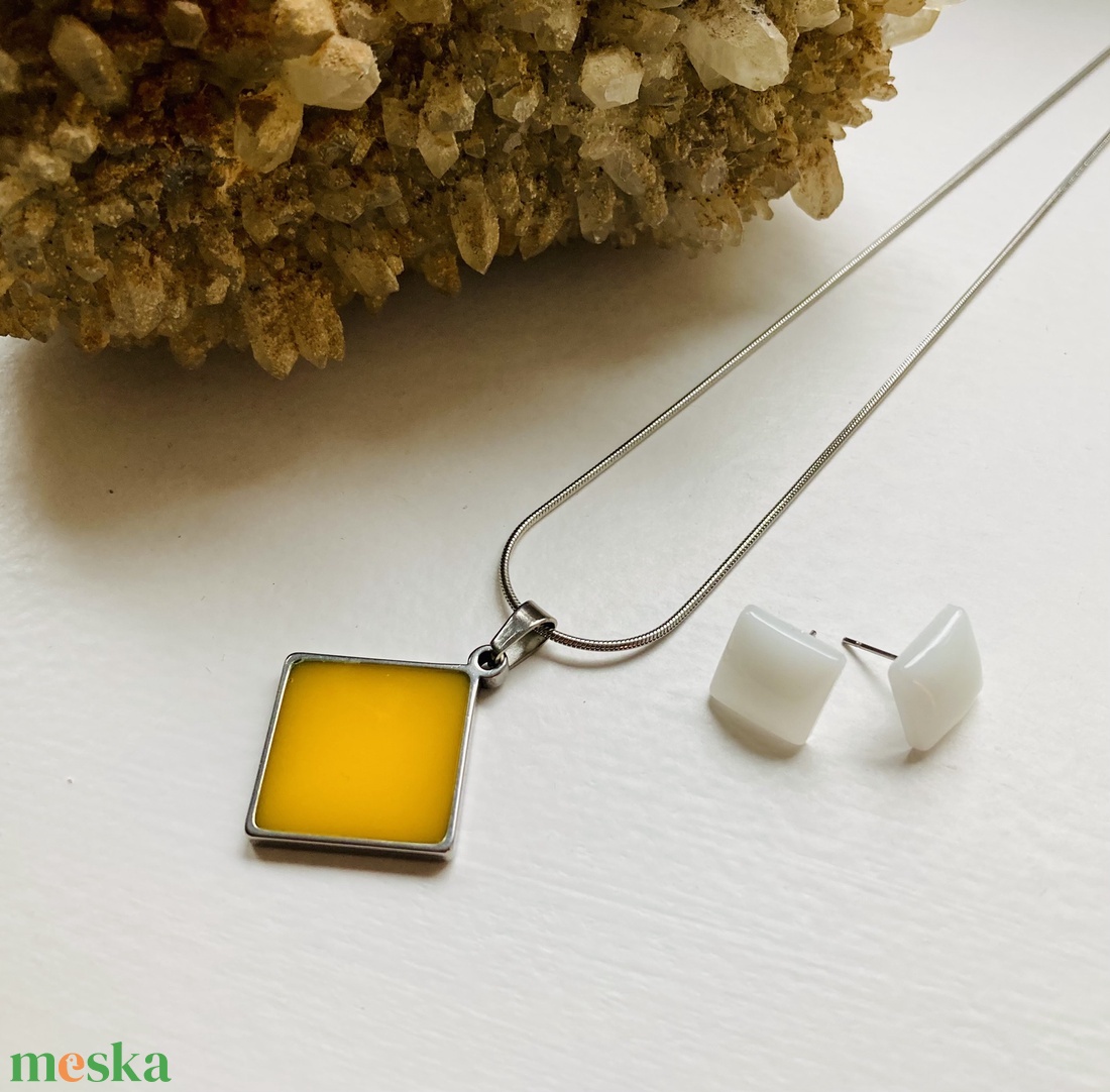 Kétoldalas medál bedugós fülbevalóval - ékszer - ékszerszett - Meska.hu