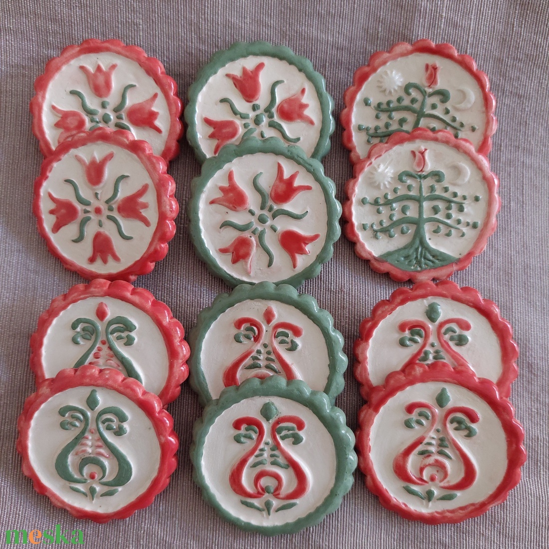 Kerámia kokárda - ékszer - kitűző és bross - Meska.hu