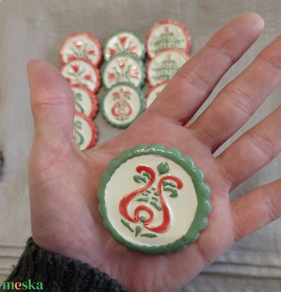 Kerámia kokárda - ékszer - kitűző és bross - Meska.hu