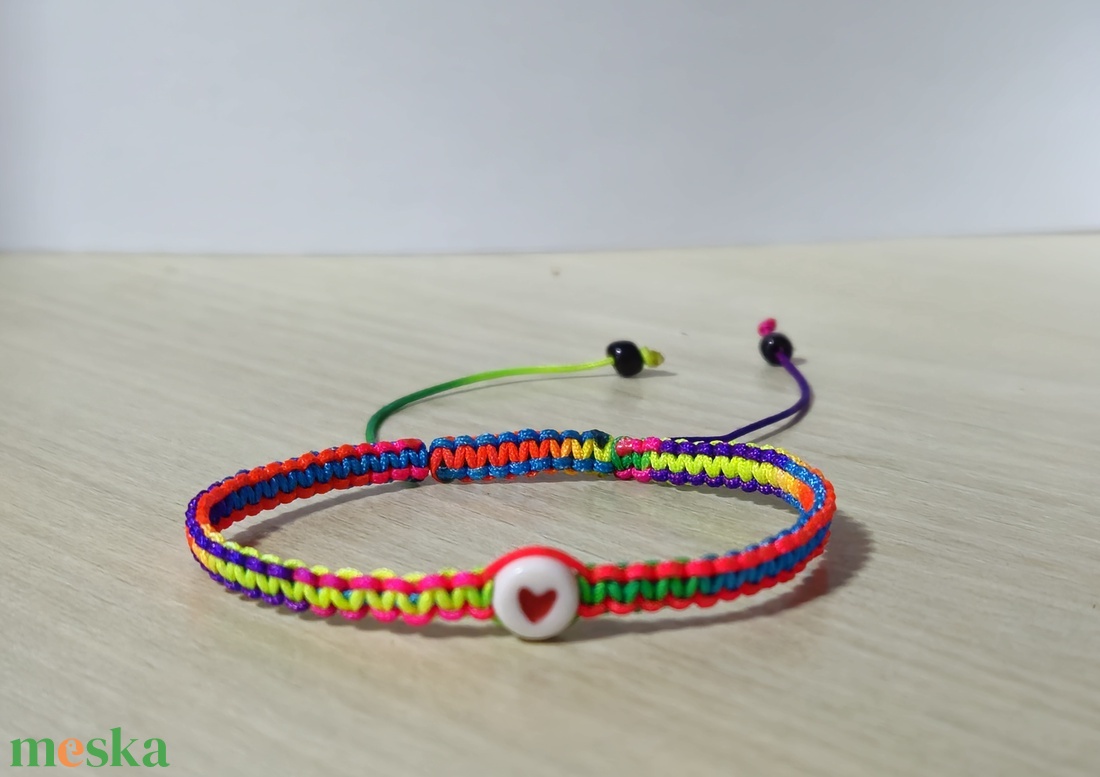 Szivárvány színű makramé karkötő szívvel - ékszer - karkötő - fonott karkötő - Meska.hu