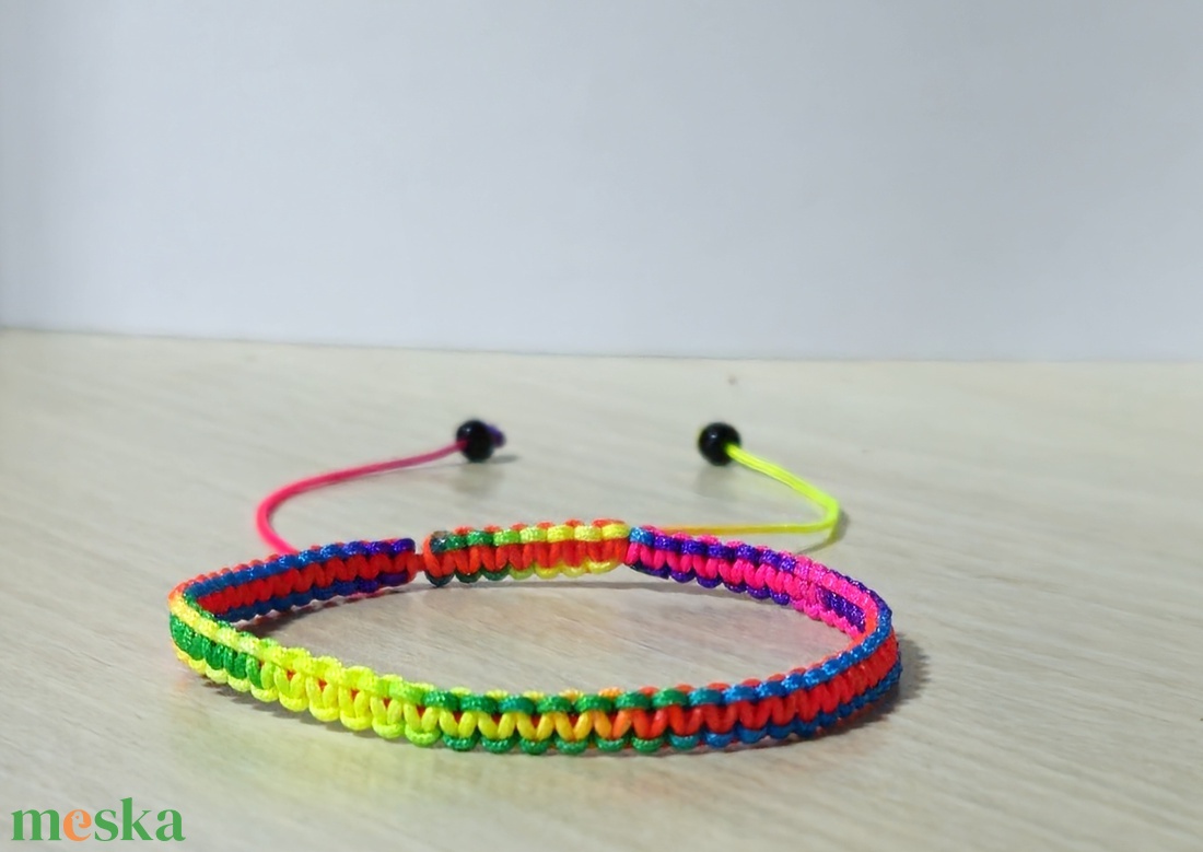 Szivárvány makramé karkötő - ékszer - karkötő - fonott karkötő - Meska.hu