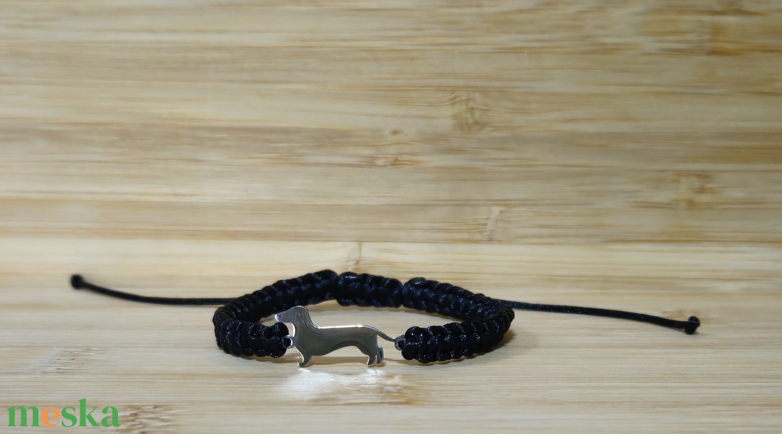 Tacskó medálos makramé karkötő - ékszer - karkötő - fonott karkötő - Meska.hu