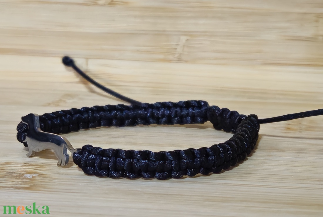 Tacskó medálos makramé karkötő - ékszer - karkötő - fonott karkötő - Meska.hu