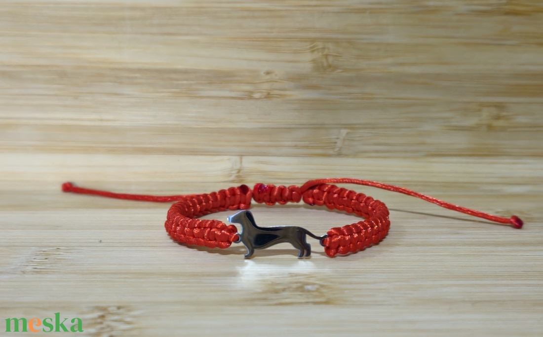 Tacskó medálos makramé karkötő - ékszer - karkötő - fonott karkötő - Meska.hu