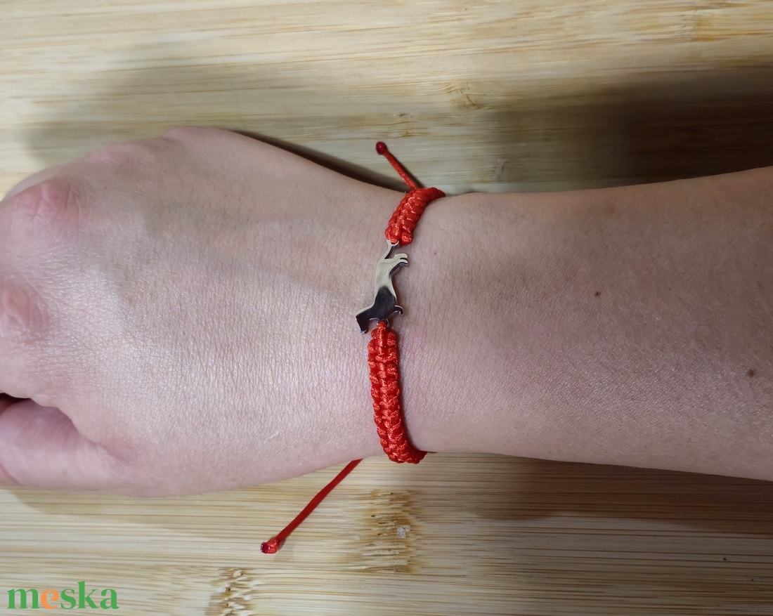 Tacskó medálos makramé karkötő - ékszer - karkötő - fonott karkötő - Meska.hu