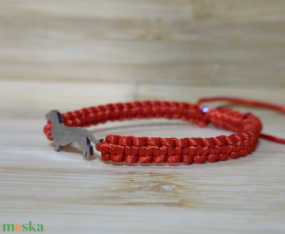 Tacskó medálos makramé karkötő - ékszer - karkötő - fonott karkötő - Meska.hu