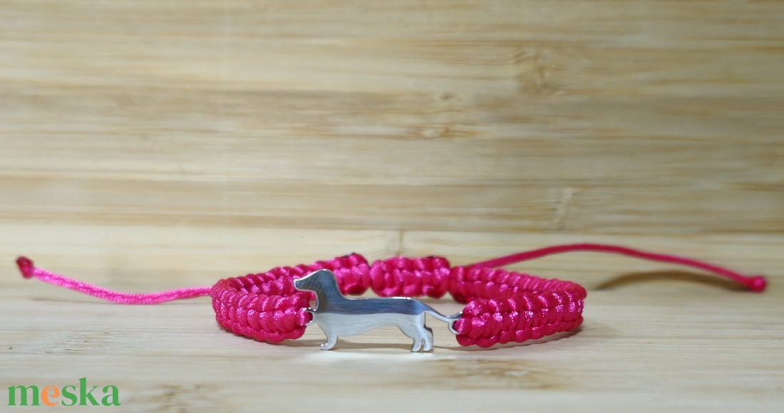 Tacskó medálos makramé karkötő - ékszer - karkötő - fonott karkötő - Meska.hu