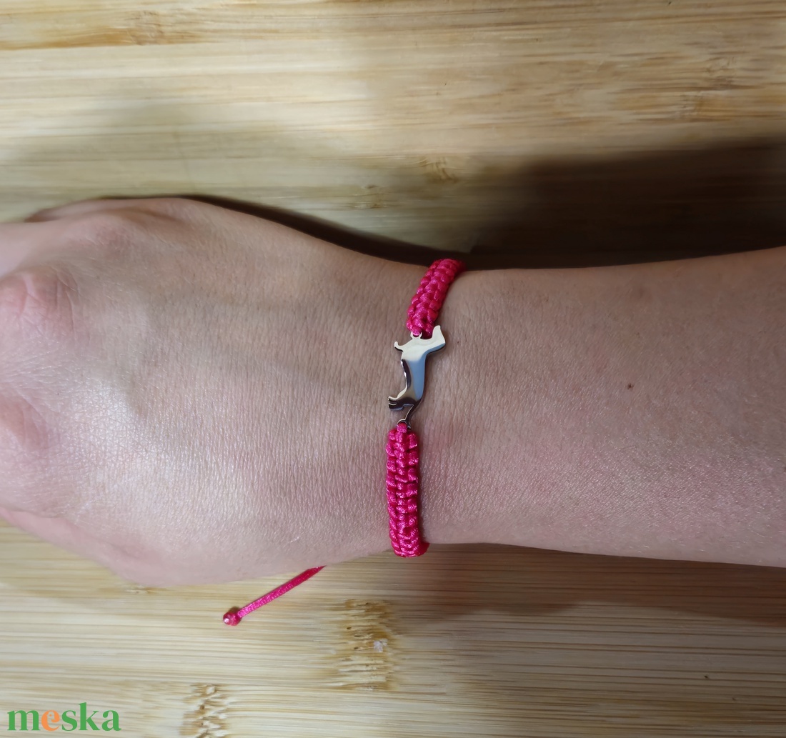 Tacskó medálos makramé karkötő - ékszer - karkötő - fonott karkötő - Meska.hu