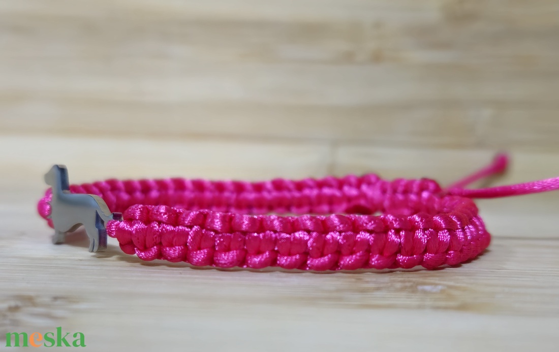 Tacskó medálos makramé karkötő - ékszer - karkötő - fonott karkötő - Meska.hu