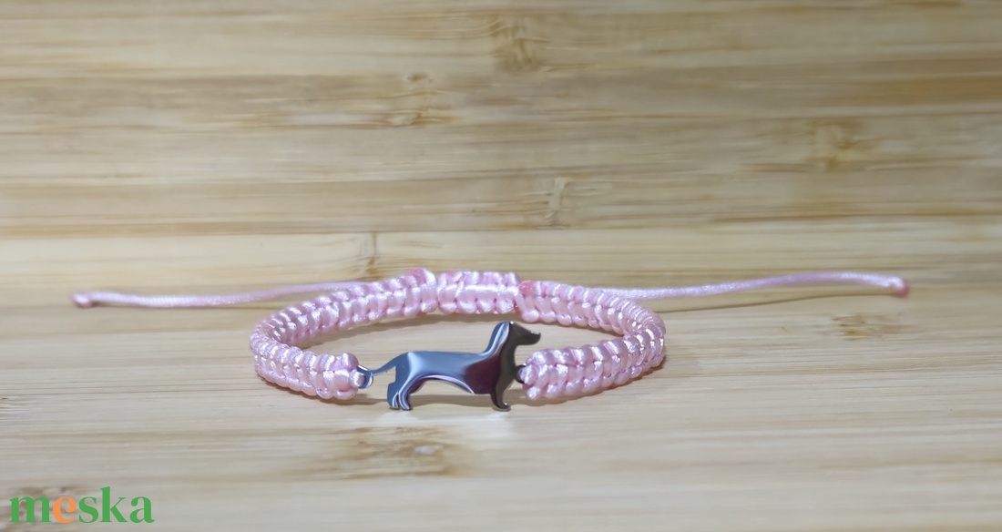 Tacskó medálos makramé karkötő - ékszer - karkötő - fonott karkötő - Meska.hu