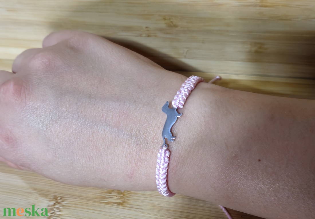 Tacskó medálos makramé karkötő - ékszer - karkötő - fonott karkötő - Meska.hu