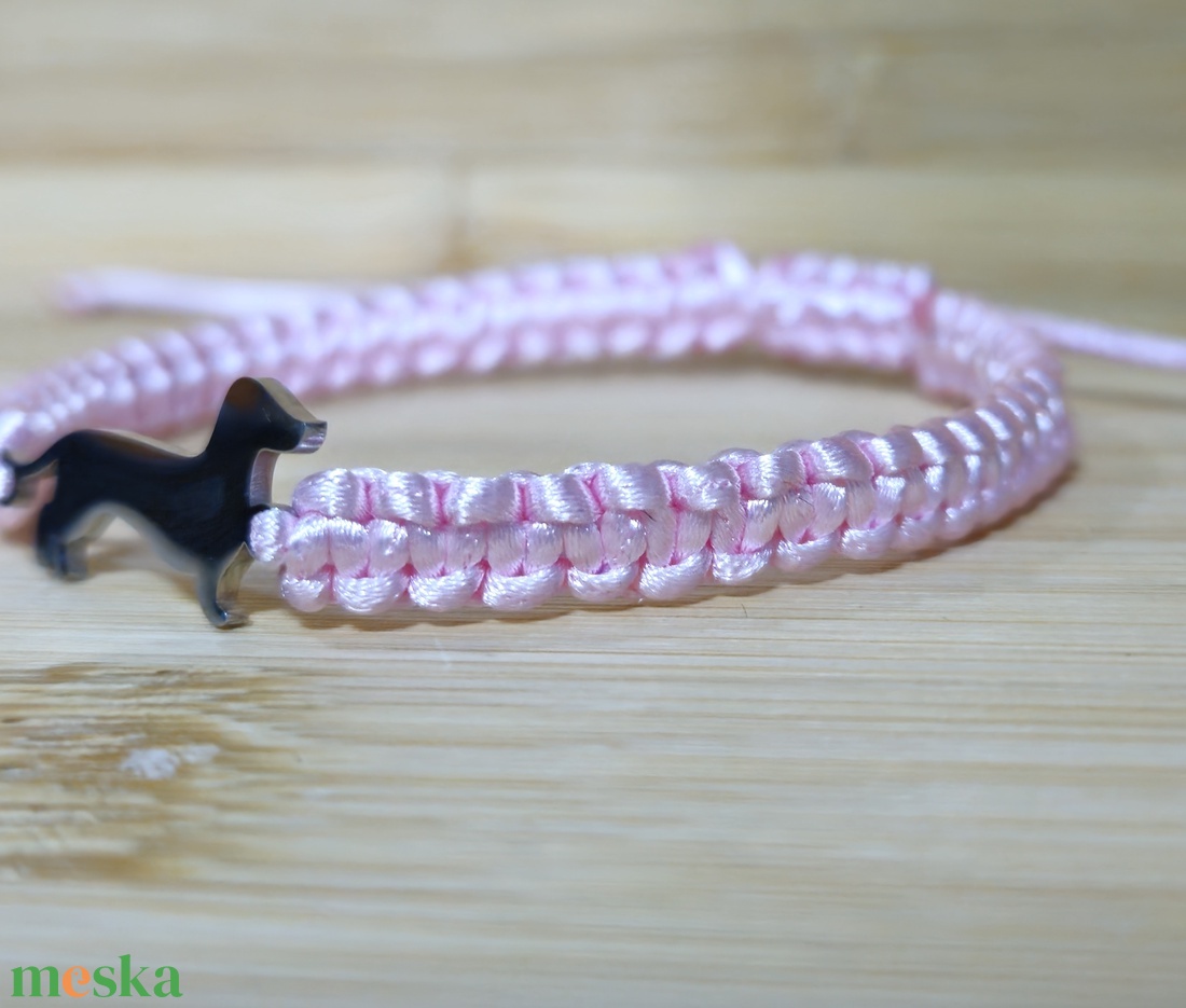 Tacskó medálos makramé karkötő - ékszer - karkötő - fonott karkötő - Meska.hu