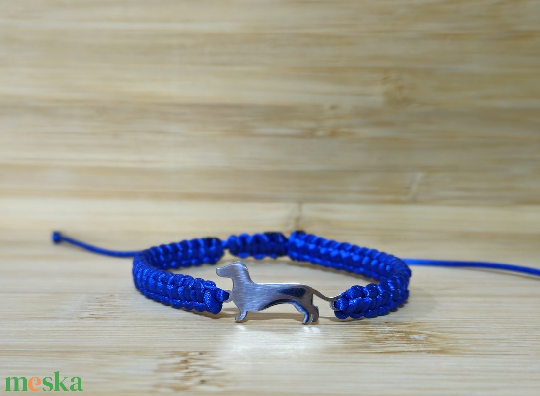 Tacskó medálos makramé karkötő - ékszer - karkötő - fonott karkötő - Meska.hu