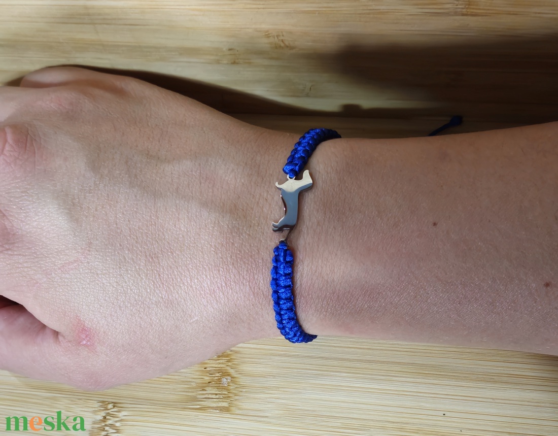 Tacskó medálos makramé karkötő - ékszer - karkötő - fonott karkötő - Meska.hu