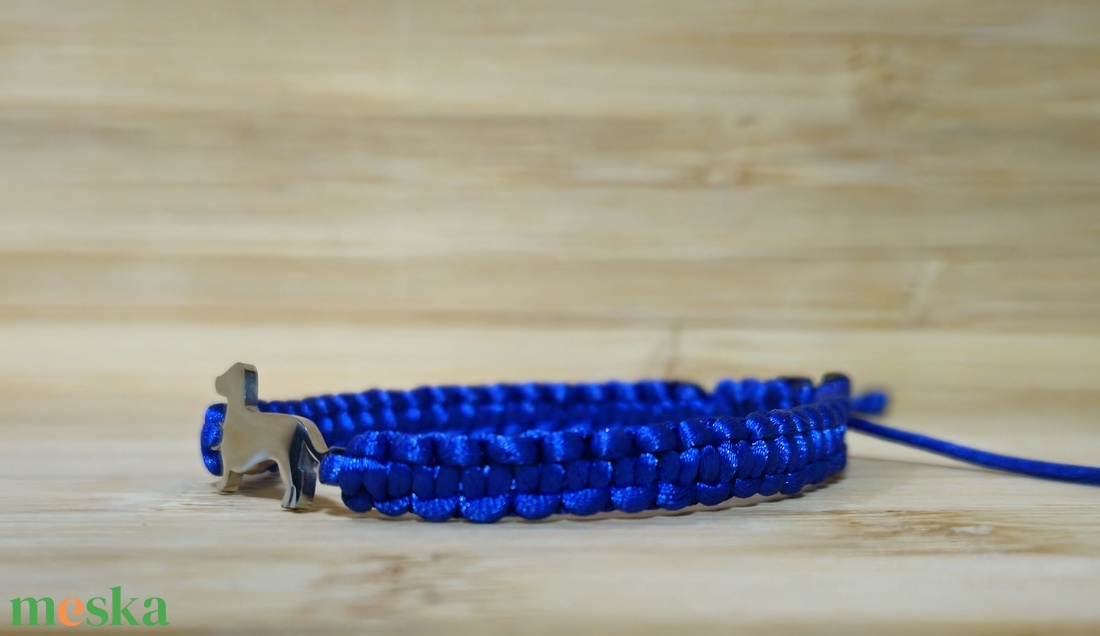 Tacskó medálos makramé karkötő - ékszer - karkötő - fonott karkötő - Meska.hu