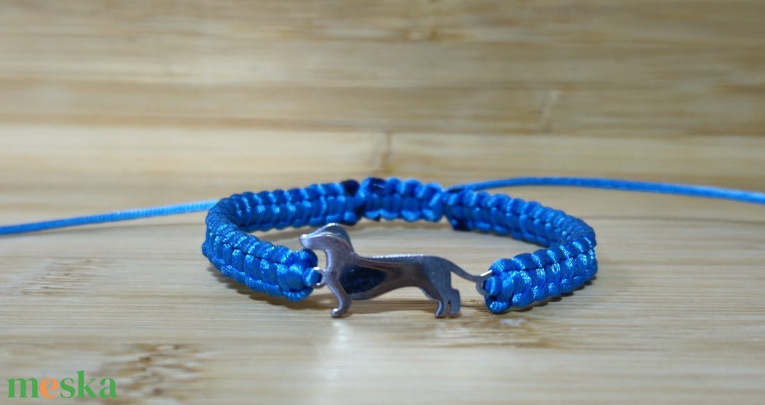 Tacskó medálos makramé karkötő - ékszer - karkötő - fonott karkötő - Meska.hu