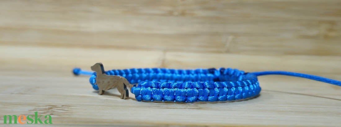 Tacskó medálos makramé karkötő - ékszer - karkötő - fonott karkötő - Meska.hu