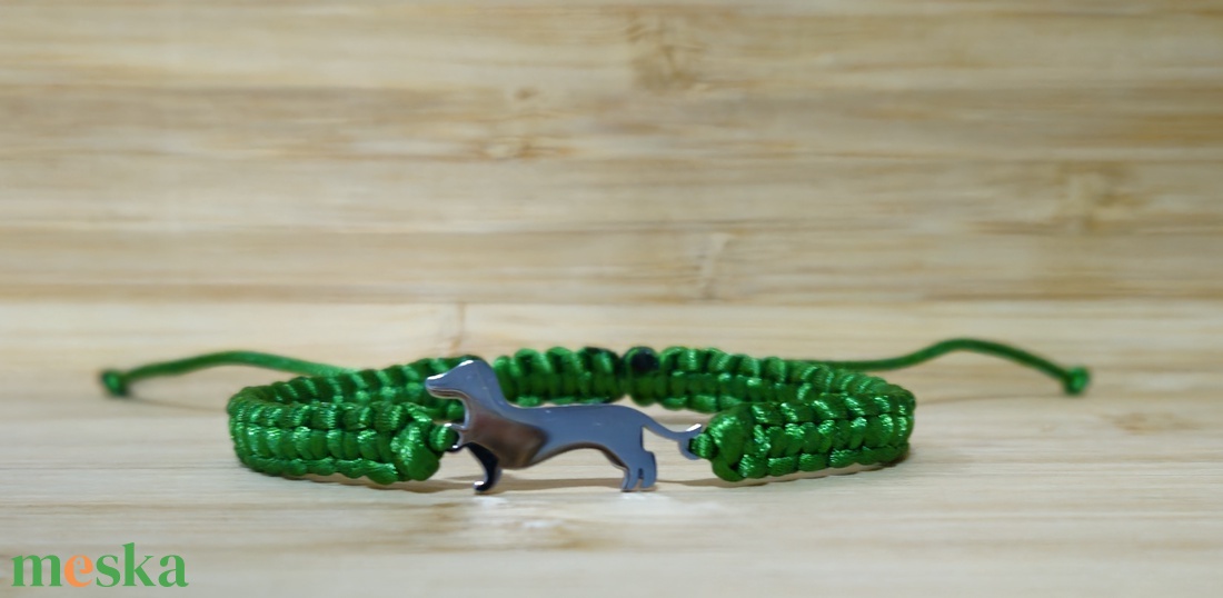 Tacskó medálos makramé karkötő - ékszer - karkötő - fonott karkötő - Meska.hu