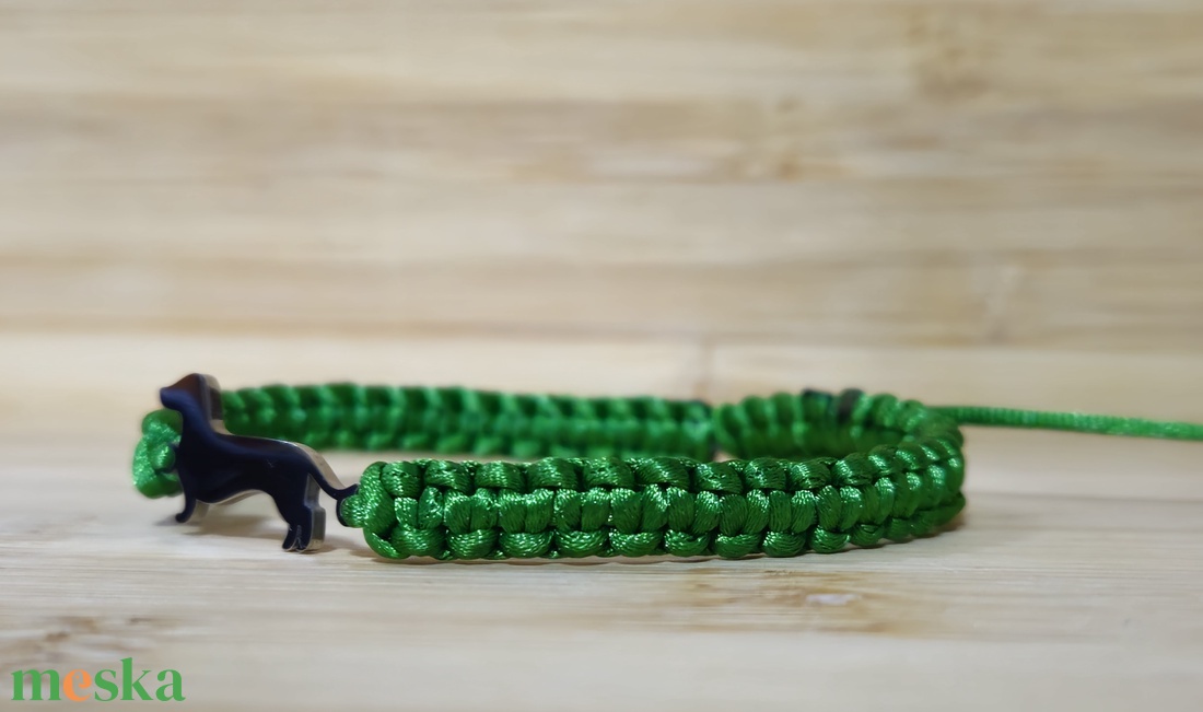 Tacskó medálos makramé karkötő - ékszer - karkötő - fonott karkötő - Meska.hu