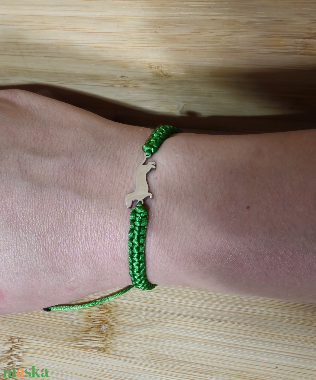 Tacskó medálos makramé karkötő - ékszer - karkötő - fonott karkötő - Meska.hu