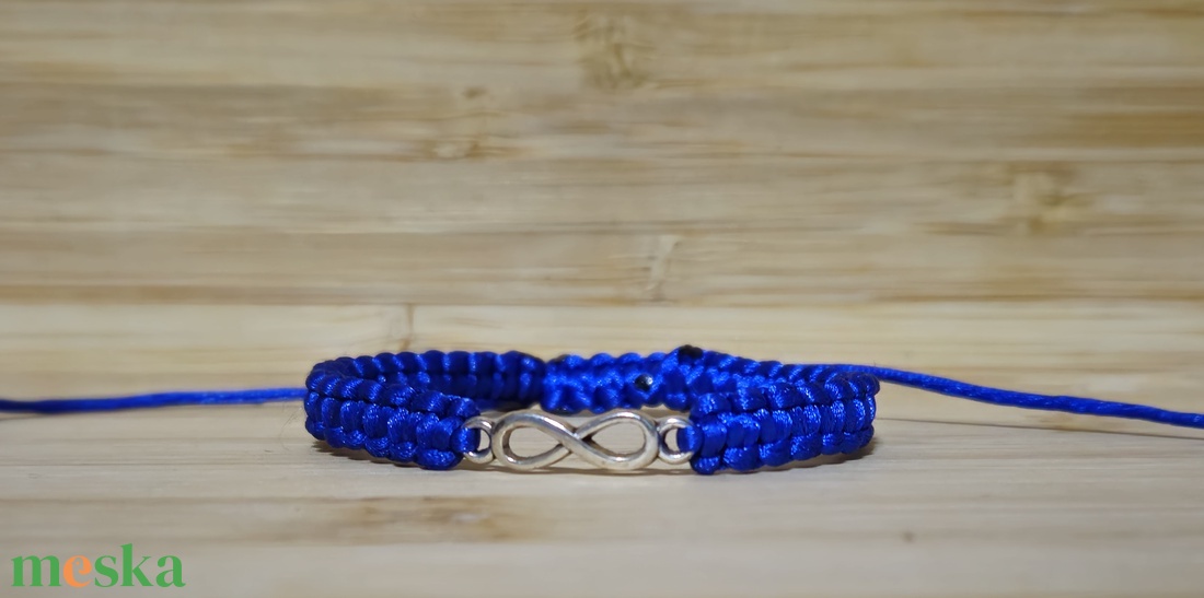Makramé karkötő végtelen jellel - ékszer - karkötő - karkötő medállal - Meska.hu