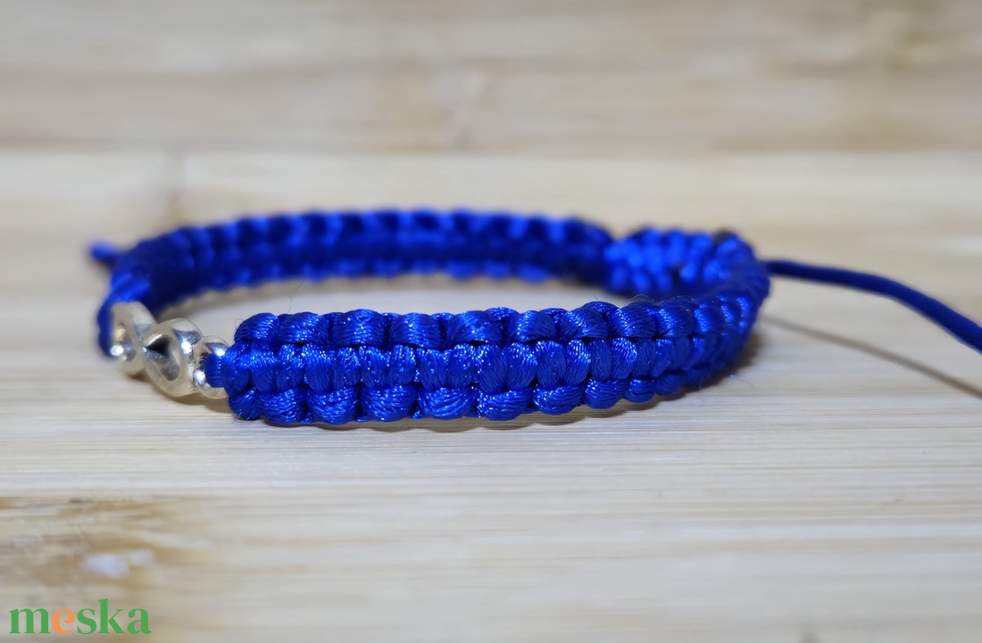 Makramé karkötő végtelen jellel - ékszer - karkötő - karkötő medállal - Meska.hu